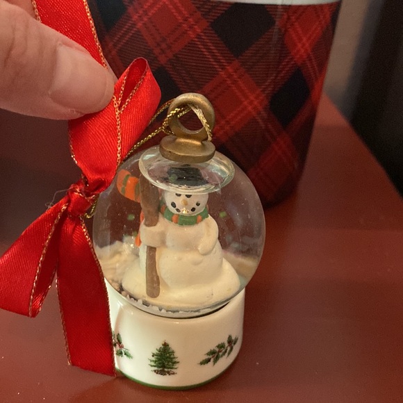 Spode snowman snow globe ornament - Picture 2 of 4
